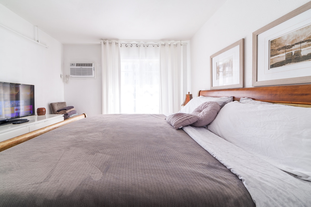 Spavajte u plišanom bračnom krevetu.