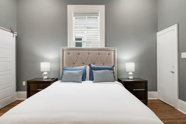 ห้องนอนใหญ่พร้อมเตียงควีนไซส์ผ้าปูที่นอนเทมเปอร์เปดิกพร้อมพัดลมเพดาน