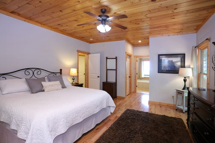 Მთავარი აპარტამენტი გთავაზობთ დამამშვიდებელ სამალავს. Მეფის ზომის საწოლი, ტელევიზორი და პირადი აბაზანა საშუალებას იძლევა, როგორც განმარტოება, ისე სწრაფი წვდომა სახლის დანარჩენ ნაწილზე. Ფარდების დაბლოკვის შუქი ზარმაცების საშუალებას იძლევა. 