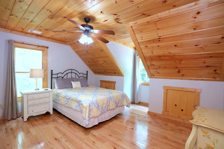 Ეს ტევადი დედოფლის ოთახი სათამაშო ოთახიდან მხოლოდ რამდენიმე ნაბიჯშია. Ის იზიარებს სააბაზანოს სხვა საძინებელთან. Მსუბუქი ფარდები სტუმრებს საშუალებას აძლევს, დაიძინონ იმდენ ხანს, რამდენიც მოეწონებათ. 