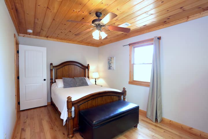 Ამ მყუდრო ოთახში არის აბაზანა-ტუალეტი მეორე საძინებელთან ერთად. Მას აქვს საგარდერობო და კომოდი საკმაო შესანახად და გთავაზობთ ადვილად წვდომას სათამაშო ოთახზე. Ფარდების დაბლოკვის შუქი სტუმრებს საშუალებას აძლევს, დაიძინონ იმდენ ხანს, რამდენიც მოეწონებათ. 