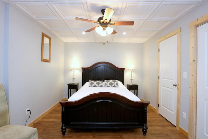 Ეს მყუდრო დედოფლის საძინებელი ტერასის დონეზეა მოქცეული. Მშვიდი, პირადი და მყუდროა. 