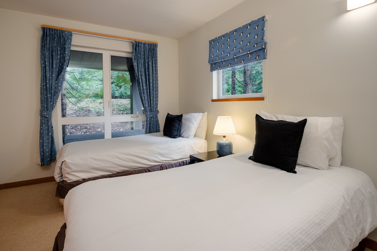 Спалня 3 с 2 единични легла в пълен размер.