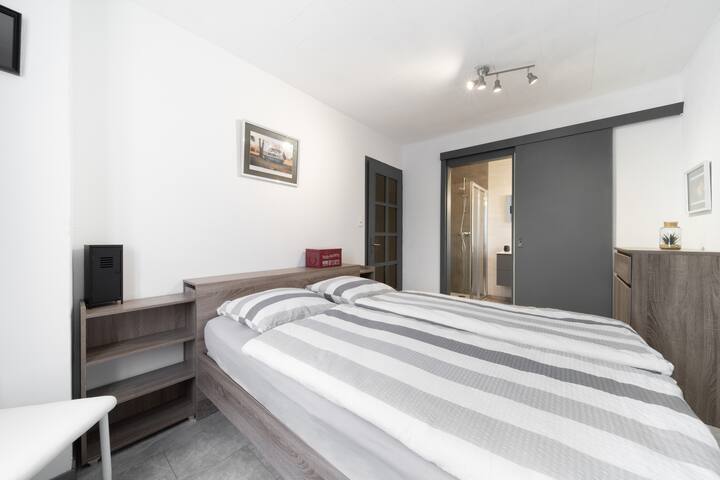 Slaapkamer met bed 140 x 200 cm en eigen badkamer