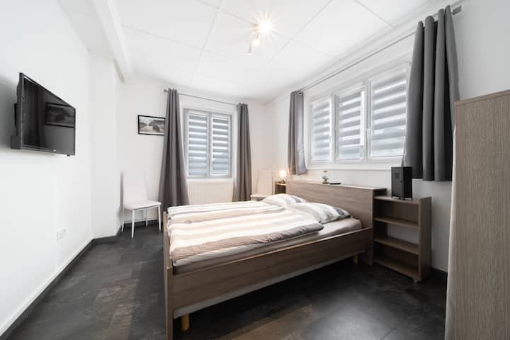 Ruime kamer met bed 140 x 200 cm