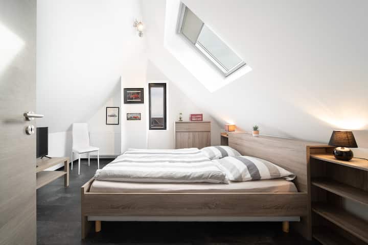 Lichte slaapkamer op de 3e verdieping, bed 140 x 200 cm