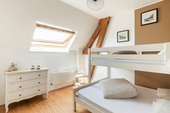 Bedroom 4 "The metamorphosis" on the 1st floor with 3 beds: 1 double bed and 1 single bunk bed