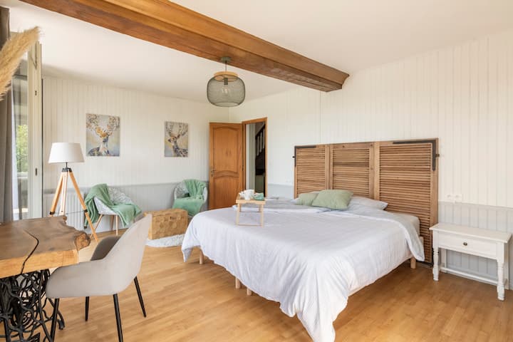 Bedroom 1 "L 'envol" on the ground floor with breakfast area