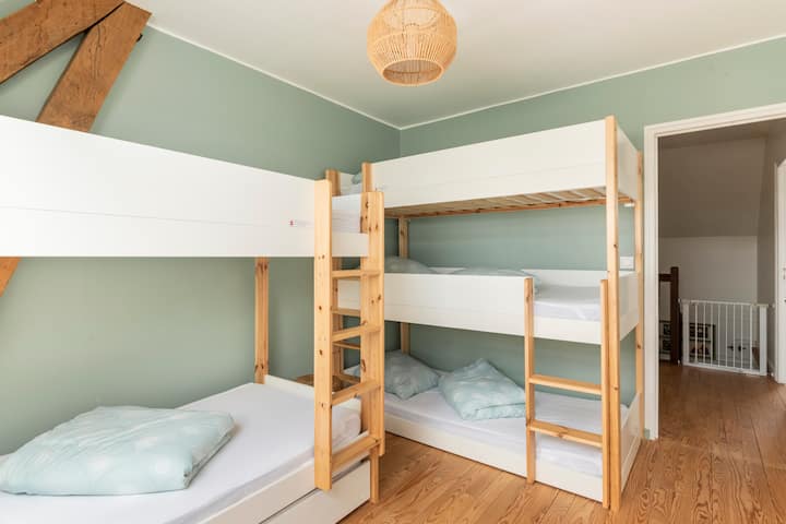 Bedroom 5 "The caterpillar" on the 1st floor with 2 single bunk beds