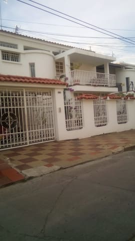 Entire home with 5 bedrooms in Girardot - White House Girardot