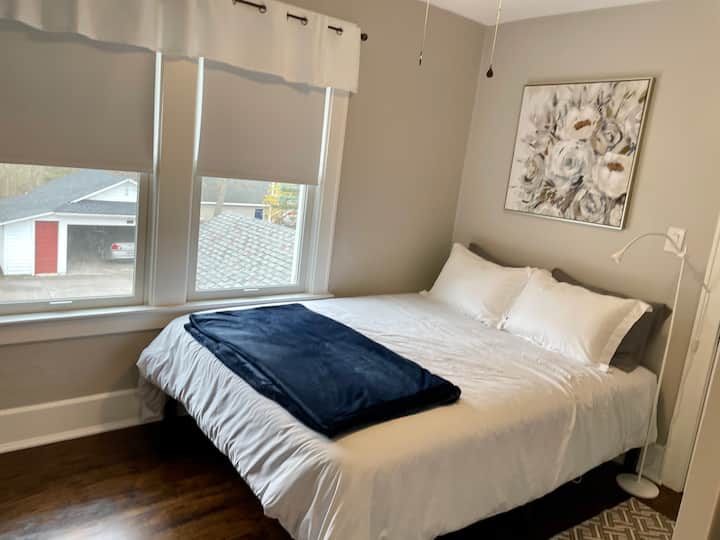 El dormitorio trasero (n.º2) tiene una cama tamaño queen, armario extragrande y cortinas opacas.  Esta habitación también tiene un espacio de trabajo tranquilo y acogedor.