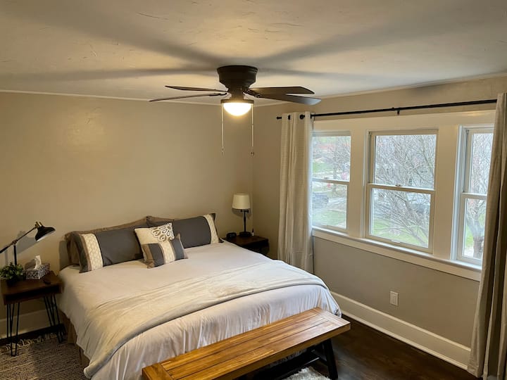 El dormitorio delantero (n.º1) tiene una cama tamaño king y cortinas opacas.  Relájate en las batas proporcionadas, lee un libro o mira la televisión.