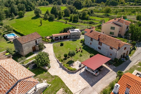 Poolincluded Holiday Farmhouse
