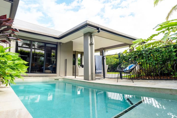 Lush Tropical Retreat Heated Pool King Bed Netflix