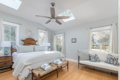 Old Town Bluffton Cottage + FREE Golf Cart!
