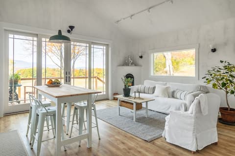 Private Cottage/Mountain Views/Trails/Fire pit