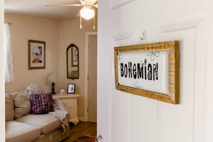 Airport 2 Miles, Private Entrance/suite. - San Antonio, TX