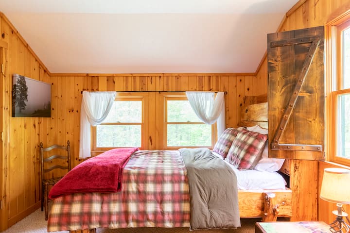 Uno de los dormitorios en el segundo piso tiene una cama doble y dos camas individuales. Es perfecta para padres e hijos. Las próximas dos fotos son de la misma habitación. Las ventanas dan al bosque.