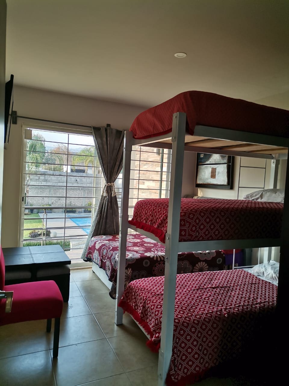 卧室2。配有一张双人床和一张双层床，配有三张单人床，如照片所示