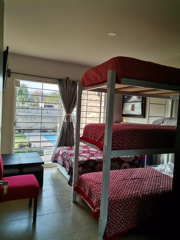 ห้องนอน 2 มีเตียงคู่และเตียงสองชั้นพร้อมเตียงเดี่ยว 3 เตียงตามที่แสดงในรูป