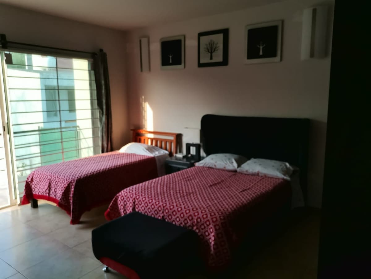 卧室1。配有一张双人床和一张单人床，单人床下有一张额外的床。