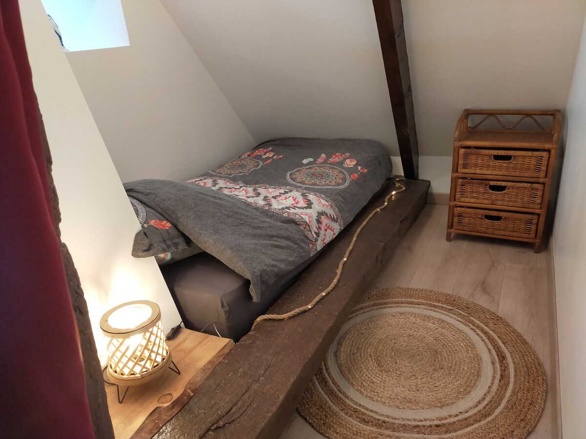 חדר שינה 'בקתה' לילדים (מיטת יחיד אז אפשרות למבוגרים)