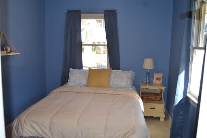 第二间卧室的标准双人床