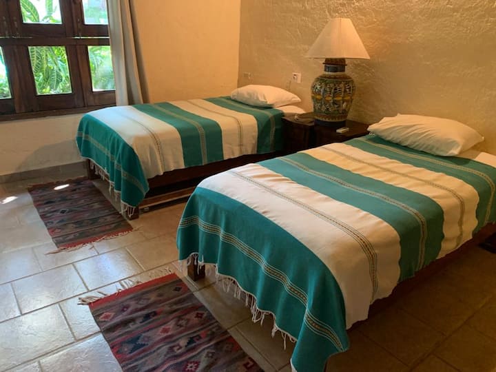 Dhoma e tretë e gjumit (dy binjakë) e cila mund të shtyhen së bashku për të formuar një shtrat të rehatshëm dopio "king".