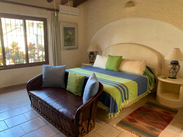 E njëjta dhomë gjumi Master me hapje të ndryshme krevati.