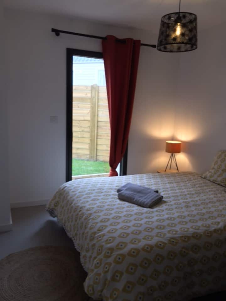 Dhomë gjumi në katin përdhe me banjë private