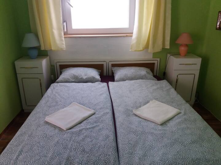 Grönt sovrum med dubbelsäng