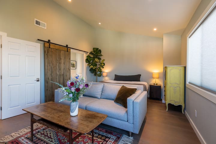 Bayside Refuge: Views, Free Parking, Backyard