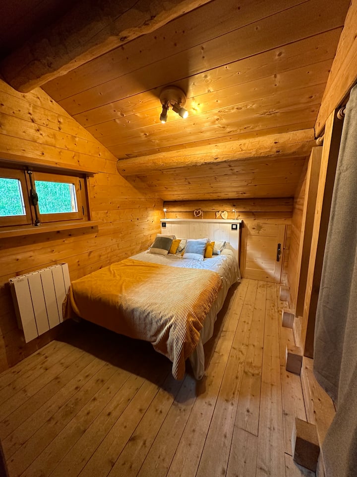 המיטה הזוגית 
החדשה (140x200) - 2 ארונות עם ארון בגדים (250x60)
מיטה ראש עם שקעים, קוראים אלקטרוניים ופנסי תקרה
רדיאטור קורן חדש