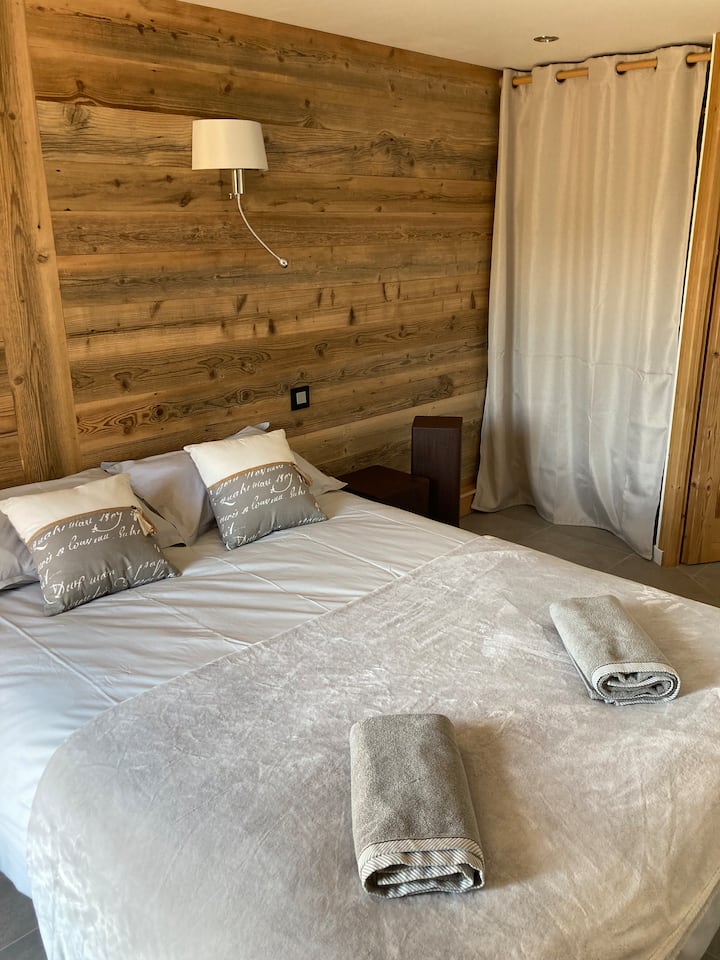 Chambre La Charvinette - Studio
2 מקומות מרהיבים 140x200 neuf
ארון עם מלתחה (100x60 ס"מ) ו -2 מדפים.
גישה ישירה למרפסת הדרומית בגודל 80 מ"ר.
תריסים חשמליים
חימום קרקע ספציפי של התרמוסטט
שולחן מצעים חלוד מפלדה