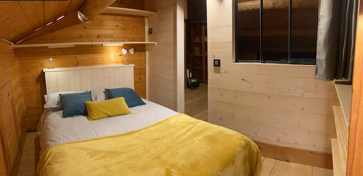 Chambre Confinette
Lite 2 seater (140x200) new
מלתחה גדולה ואחסון
ראש מיטה עם אורות קריאה, שקעים ותקרת יציאה.