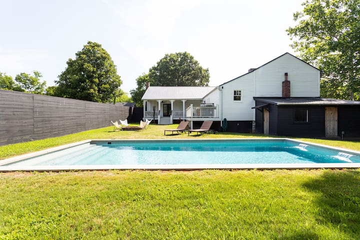 Salt Pool · 2 Kings · 2 Queens · Mins to Broadway