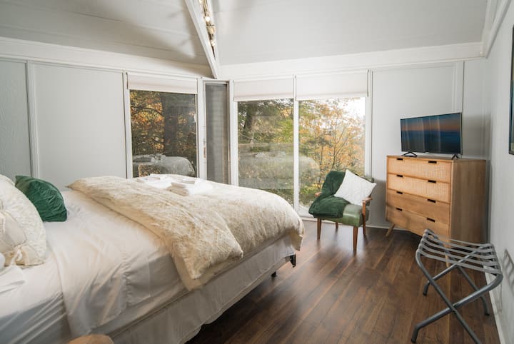 Bedroom 2- King Bed With Gorgeous, Long Range Mountain Views 