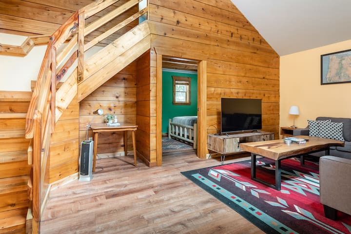 ZigZag Cabin! Hot Tub, River, Mt Hood! Sleeps 12! - Cabins