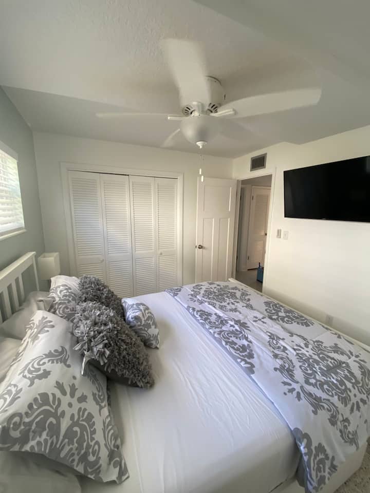 Ampio armadio e smart TV a schermo piatto da 40 pollici nella camera da letto principale.