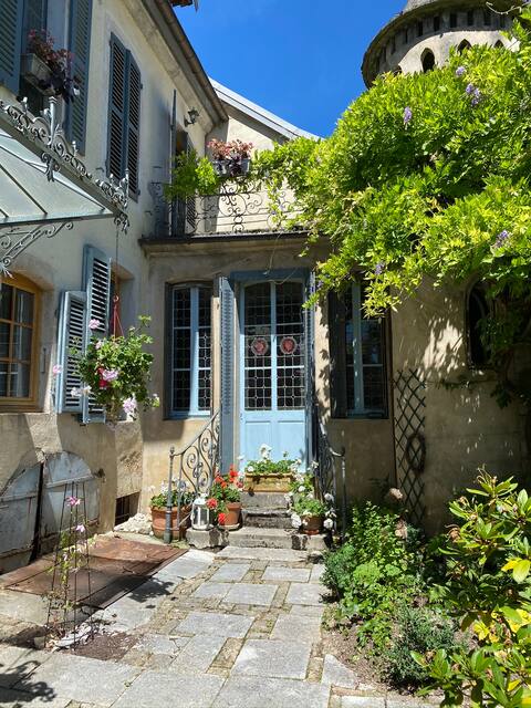 Beautiful 18th century family home, renovated