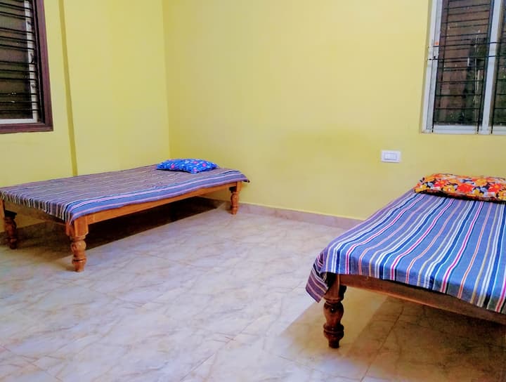 ห้องพักที่สะอาดและลดเชื้อสำหรับผู้เข้าพักทุกคนทุกวันพร้อมผ้าปูที่นอนและปลอกหมอนใหม่
