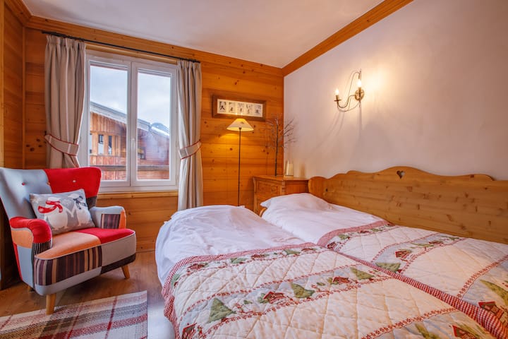 سرير أريكة مجهز في غرفة المعيشة إذا لزم الأمر