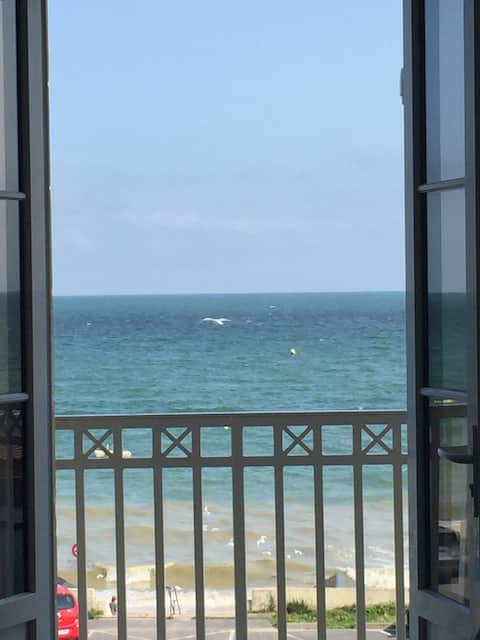Annonce Airbnb populaire: Beachfront duplex with cocooning room à Luc Sur Mer