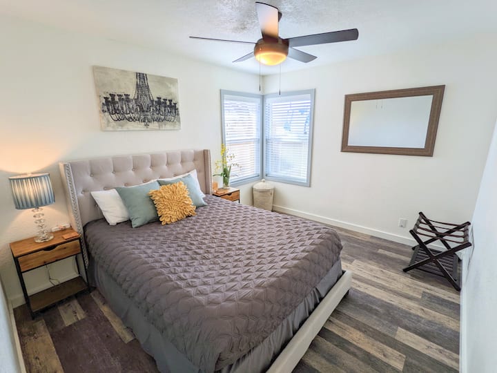 Kitanda cha starehe cha Queen katika Chumba cha kulala cha "Chandelier"