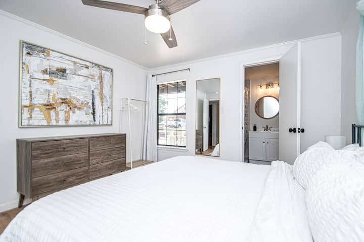 Spálňa 3 s manželskou posteľou King a vlastnou kúpeľňou (na prízemí)