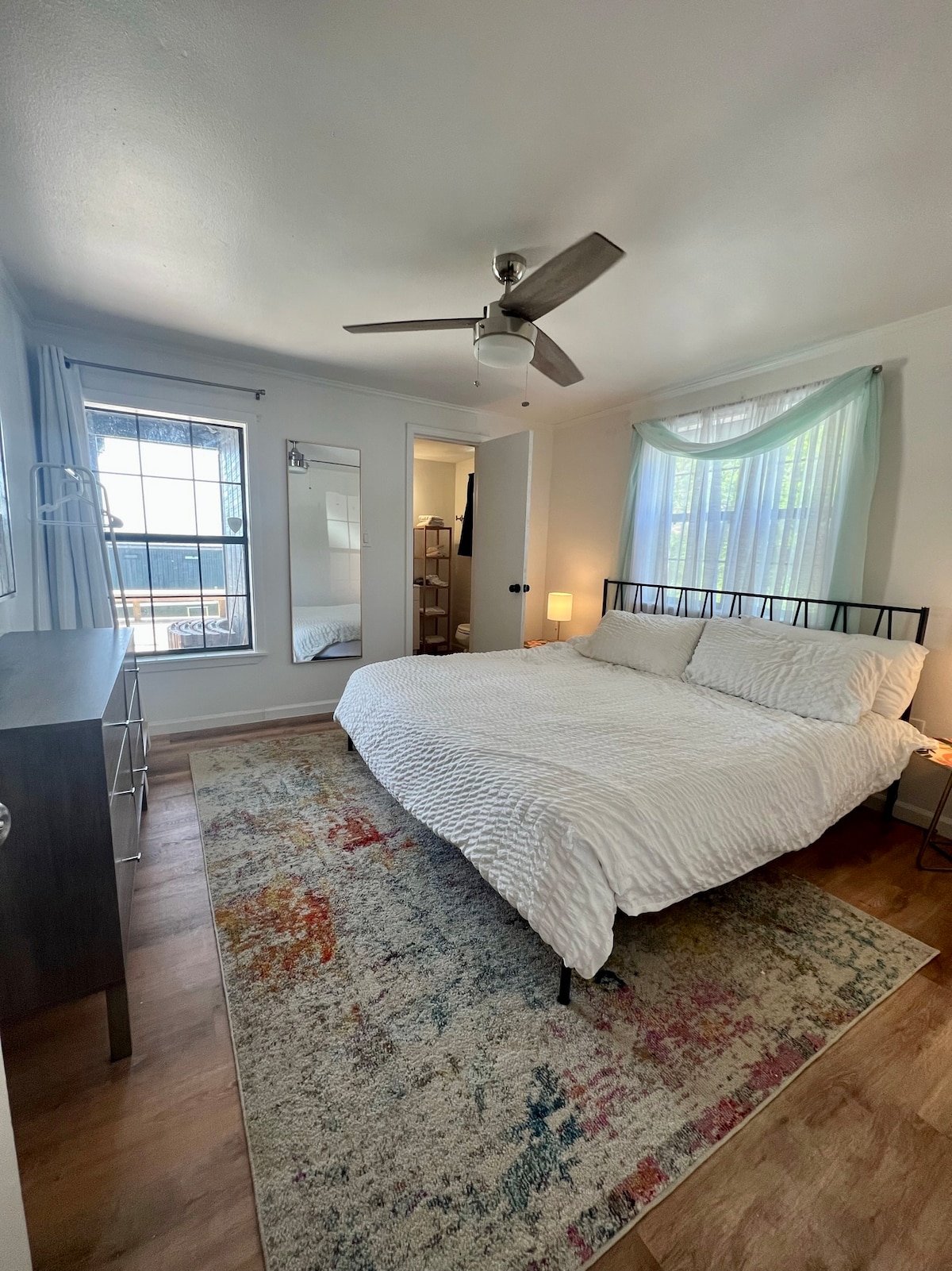 Chumba cha 3 cha kulala kilicho na kitanda na bafu