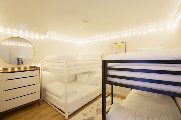 Spálňa 5 s poschodovou posteľou s oddelenými posteľami a poschodovou posteľou v plnej veľkosti (na prízemí)