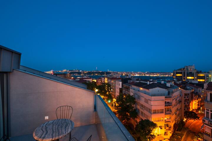 Homie Suites | 2br Duplex Penthouse/ Sea View #M10 gallery image 2
