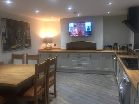 4 Bed House close to Station Theatre Town centre