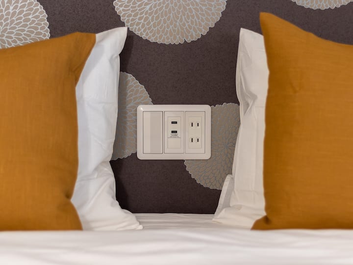 The bed space USB outlet is ideal for charging mobile phones.　ベッドスペースのUSB付きコンセントは、携帯電話の充電に最適です。
